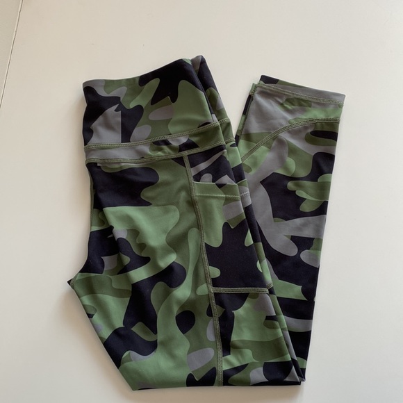Zyia Active Capri Camo Legginngs with side pocket - Picture 3 of 4